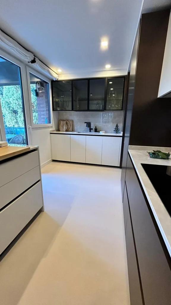 Open space con cucina e pavimento in resina