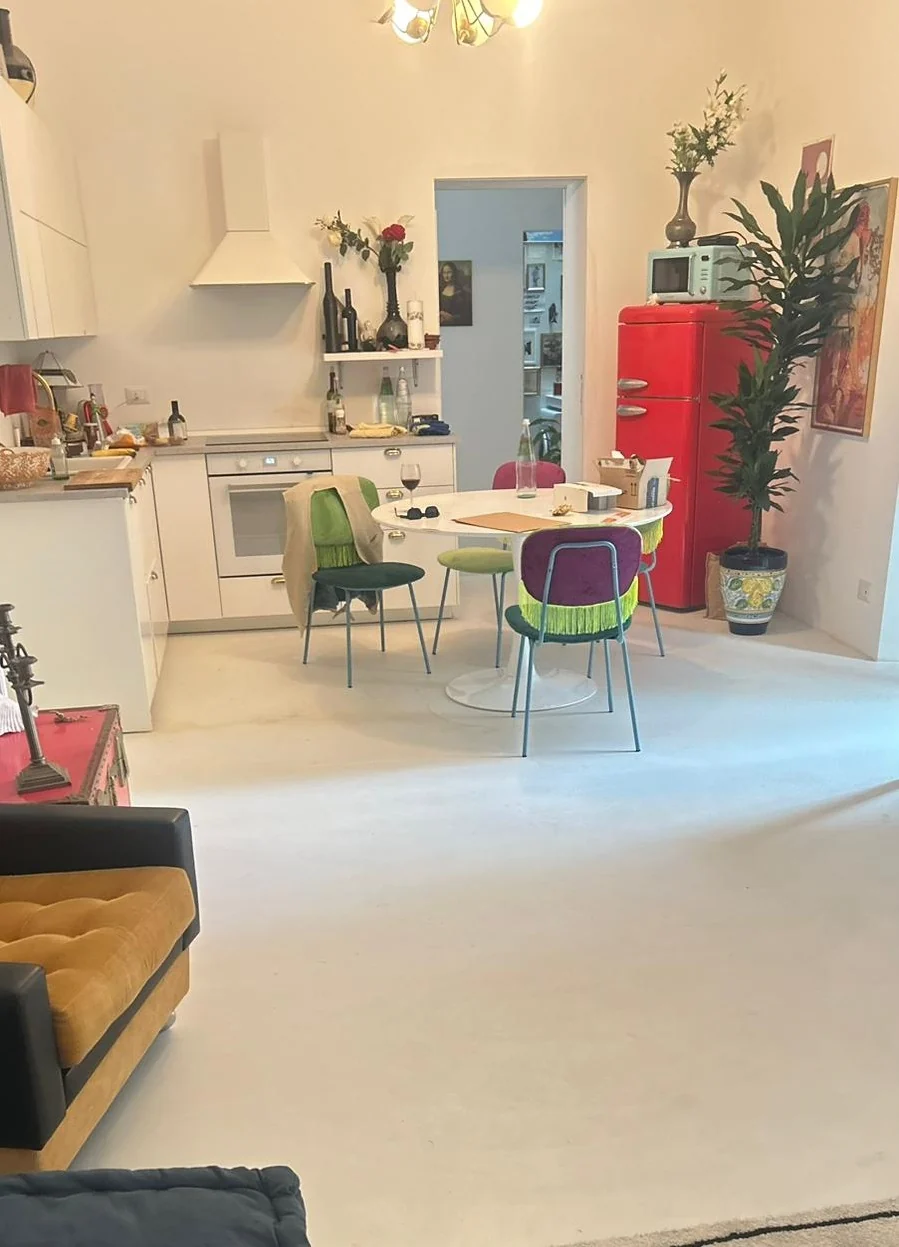 Pavimento continuo in resina chiara in open space con cucina