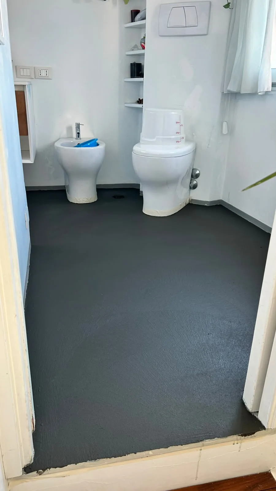 Fase intermedia del ciclo in resina nel bagno di Monteverde prima delle mani di finitura colorata