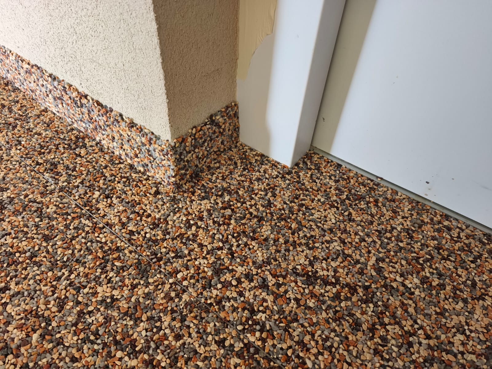 Dettaglio della pavimentazione drenante in graniglia di marmo Orobico a Olgiata Roma